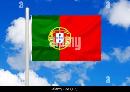 Flagge Portugals vor blauem bewölktem Himmel, Portugal Stockfoto