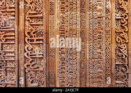 Geschnitzte Außenwand des Adhai Din Ka Jhonpra, einer der ältesten Moscheen Indiens, in Ajmer Stadt in Rajasthan gelegen Stockfoto