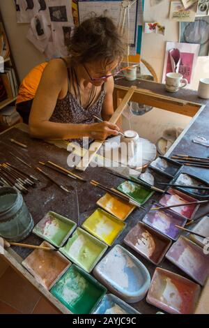 Im Atelier Soleil, das zu den ältesten und authentischsten Keramikwerkstätten der Provence in Mo gehört, werden handgefertigte Faience-Steingut gemalt Stockfoto