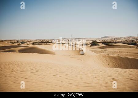 Löcher in der Düne unter dem blauen Himmel in der Sahara Stockfoto