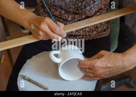 Im Atelier Soleil, das zu den ältesten und authentischsten Keramikwerkstätten der Provence in Mo gehört, werden handgefertigte Faience-Steingut gemalt Stockfoto