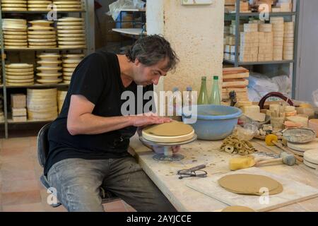 Im Atelier Soleil, das zu den ältesten und authentischsten Keramikwerkstätten der Provence gehört, demonstriert der Besitzer die Herstellung der Faience EA Stockfoto