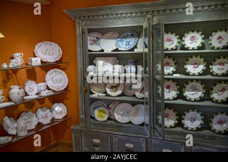 Im Atelier Soleil, das zu den ältesten und authentischsten Keramikwerkstätten der Provence gehört, werden handgefertigte Faience-Steingut ausgestellt Stockfoto