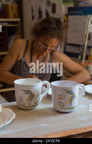 Im Atelier Soleil, das zu den ältesten und authentischsten Keramikwerkstätten der Provence in Mo gehört, werden handgefertigte Faience-Steingut gemalt Stockfoto