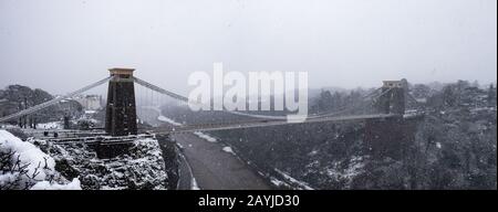 Clifton Suspension Bridge im Schnee Stockfoto