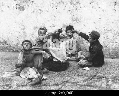 Fratelli Alinari - Il giuoco della morra - Straßenkinder, die morra in Neapel, Italien in den 1890er Jahren spielen. Stockfoto