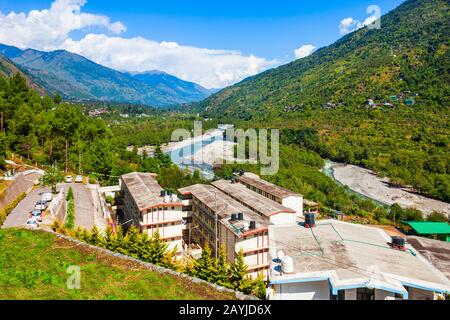 Apartmentgebäude im Beas-Flusstal zwischen Manali und Kullu, Bundesstaat Himachal Pradesh in Indien Stockfoto