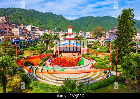 Mandi, INDIEN - 05. OKTOBER 2019: Uhrturm im Versunkenen öffentlichen Garten in Mandi, Bundesstaat Himachal Pradesh in Indien Stockfoto