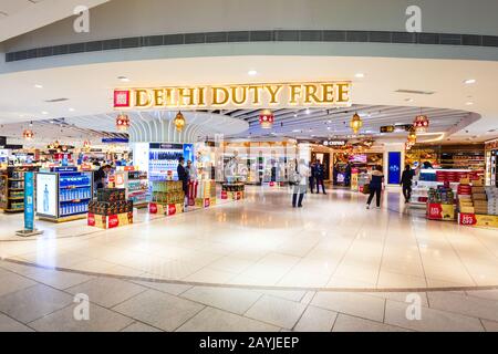 NEU-DELHI, INDIEN - 07. OKTOBER 2019: Duty Free Store im Indira Gandhi International Airport Interior. Der Flughafen befindet sich in der Stadt Neu-Delhi in Ind Stockfoto