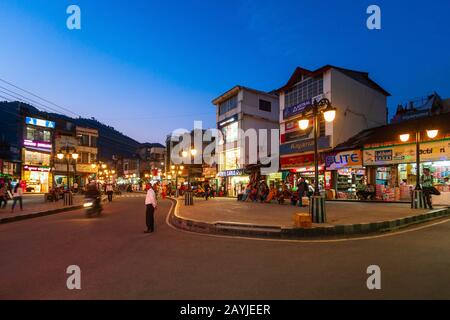 Mandi, INDIEN - 04. OKTOBER 2019: Hauptstraße in Mandi, Himachal Pradesh, Bundesstaat Indien in der Nacht Stockfoto