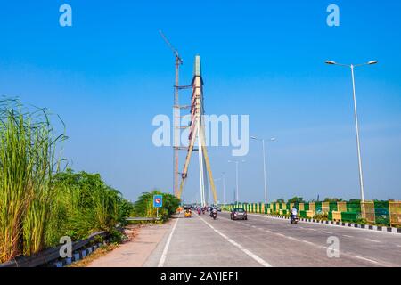 NEU-DELHI, INDIEN - 06. OKTOBER 2019: Signature Bridge ist ein Kragsprungkabel, das durch den Fluss Yamuna in Neu-Delhi, Indien, geweilt wurde Stockfoto