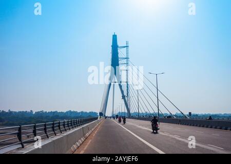 NEU-DELHI, INDIEN - 06. OKTOBER 2019: Signature Bridge ist ein Kragsprungkabel, das durch den Fluss Yamuna in Neu-Delhi, Indien, geweilt wurde Stockfoto