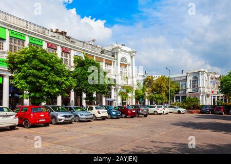 NEU-DELHI, INDIEN - 26. SEPTEMBER 2019: Connaught Place oder CP ist eines der größten Finanz-, Handels- und Geschäftszentren in Neu-Delhi, Indien. Stockfoto