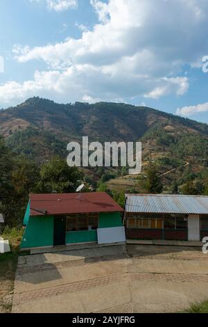 Eines der Schulgebäude im mixtekischen Dorf San Juan Contreras in der Nähe von Oaxaca, Mexiko. Stockfoto