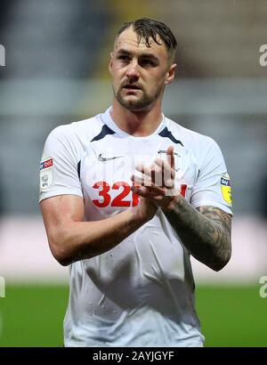 Deepdale Stadium, Preston, Lancashire, Großbritannien. Februar 2020. Championship Football, Preston North End gegen Millwall; Tom Clarke von Preston North End lobt die Heimporter, da er nach dem Abpfiff vom Platz kam - Streng Genommen nur redaktioneller Gebrauch. Keine Verwendung mit nicht autorisierten Audio-, Video-, Daten-, Regallisten-, Club-/Liga-Logos oder Live-Diensten. Die Online-Nutzung ist auf 120 Bilder beschränkt, keine Videoemulation. Keine Verwendung bei Wetten, Spielen oder Einzelspielen/Liga-/Spielerveröffentlichungen Credit: Action Plus Sports/Alamy Live News Stockfoto