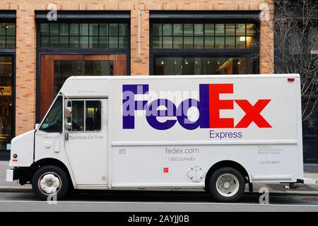 New YORK, New York - 1. FEBRUAR 2020 - Ansicht eines FedEx Lieferwagens, der auf der Straße in Manhattan, New York City, Vereinigte Staaten geparkt wurde. Stockfoto