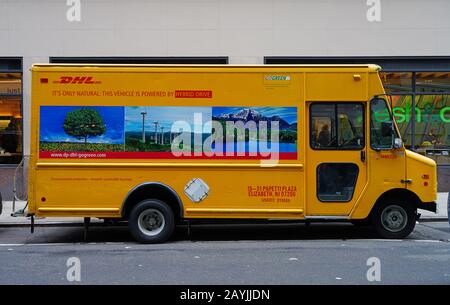 New YORK, New York, 1. FEBRUAR 2020 - Blick auf einen gelben DHL-Lieferwagen, der auf der Straße in Manhattan, New York City, Vereinigte Staaten geparkt ist. Stockfoto