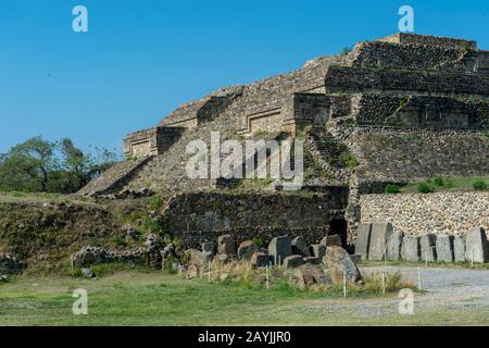 Gebäude entlang des Grand Plaza in der Galerie los Danzantes (Tänzerinnen) des Monte Alban (UNESCO-Weltkulturerbe), der ein großer präkolumbischer Ort ist Stockfoto