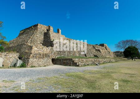 Gebäude entlang des Grand Plaza in der Galerie los Danzantes (Tänzerinnen) des Monte Alban (UNESCO-Weltkulturerbe), der ein großer präkolumbischer Ort ist Stockfoto