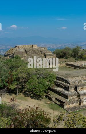 Blick auf den Grand Plaza in Richtung der Galerie los Danzantes (Tänzerinnen) von der Südplattform des Monte Alban (UNESCO-Weltkulturerbe), die eine ist Stockfoto