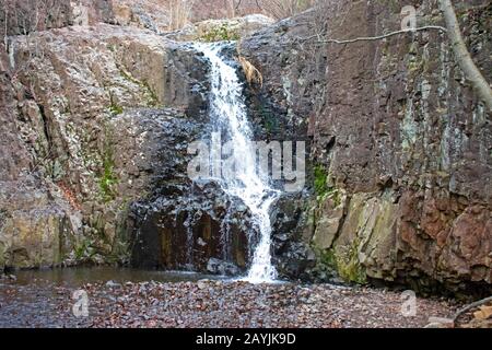 Hemlock Falls, ein kleiner Wasserfall in South Mountain Reservation und Teil der Watchung Mountains, in Essex County, New Jersey, USA. -01 Stockfoto