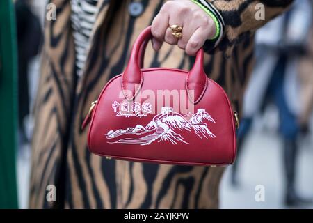 London, Großbritannien - 02. Februar 2020, die stilvolle Frau der modischen Frau hat eine kleine gesteppte rote Ledertasche in ihren Händen. Hit of the Season, super cool thi Stockfoto