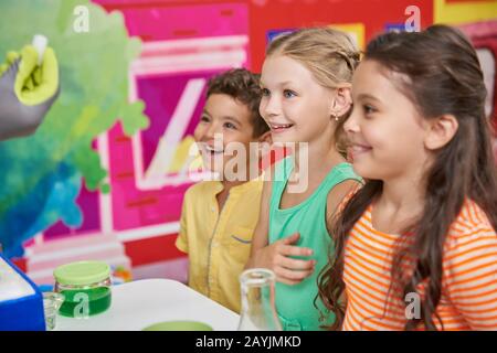 Fröhliche Kinder auf Geburtstagsfeier. Stockfoto