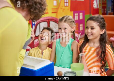 Chemieexperiment auf der Geburtstagsparty für Kinder. Stockfoto