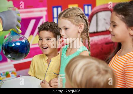 Chemische Show für Kinder. Stockfoto