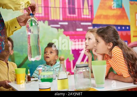 Fröhliche Kinder bei Geburtstagsfeier. Stockfoto