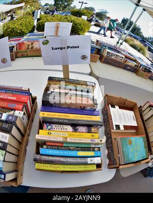 Gespendete Bücher, die in einer Bibliothek in der Dicke von Zoll statt in dem Buch verkauft werden, 50 Cent pro Zoll Stockfoto