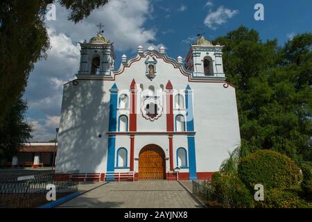 Die Kirche Santa Maria del Tule im Stadtzentrum von Santa Maria del Tule im mexikanischen Bundesstaat Oaxaca, etwa 9 km östlich der Stadt Oaxa Stockfoto