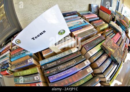 Gespendete Bücher, die in einer Bibliothek in der Dicke von Zoll statt in dem Buch verkauft werden, 50 Cent pro Zoll Stockfoto