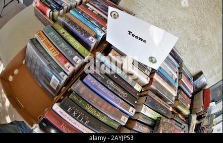 Gespendete Bücher, die in einer Bibliothek in der Dicke von Zoll statt in dem Buch verkauft werden, 50 Cent pro Zoll Stockfoto