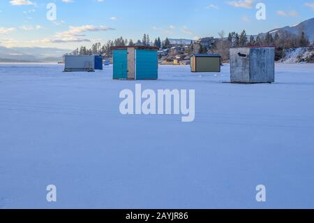 Eisfischen schwärmt am Lake Windermere in der Stadt Invermere, British Columbia, Kanada Stockfoto