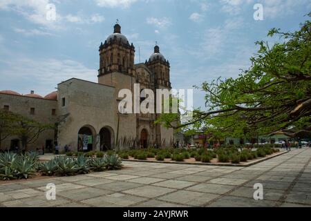 Die Plaza Santo Domingo und die Kirche Santo Domingo de Guzman in der Stadt Oaxaca de Juarez, Oaxaca, Mexiko. Stockfoto