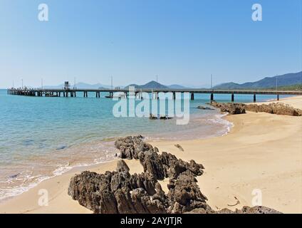 Das Ende von Palm Cove Beach in Cairns, QLD Australia an einem schwankenden heißen und klaren Sommertag Stockfoto