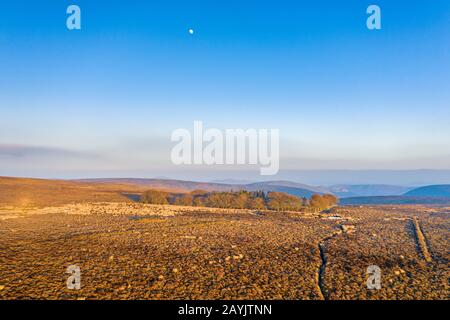 Long Mynd and Pole Cottage in Shropshire at Sunset - Drohnenblick Stockfoto