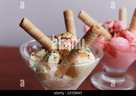 Vanille- und Erdbeereis in Gläsern serviert, mit süßen Einstreuen und, Bogotá Colombia, 15. Februar 2017 Stockfoto