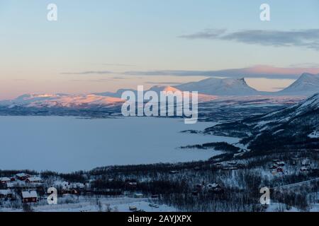 Blick vom Hotel Fjallet von Bjorkliden und dem See Tornetrask im schwedischen Lappland, Nordschweden. Stockfoto