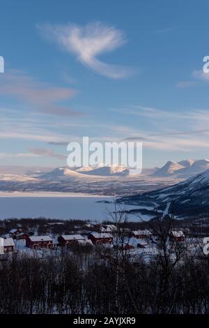 Blick vom Hotel Fjallet von Bjorkliden und dem See Tornetrask im schwedischen Lappland, Nordschweden. Stockfoto