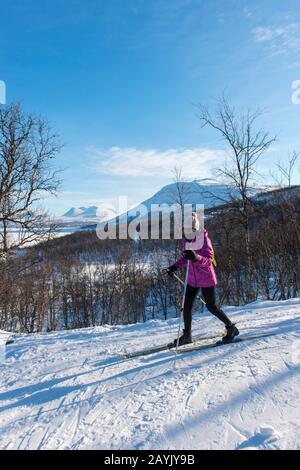 Eine Frau (Modell-Release 20020923-10) ist Skilangläufer bei Bjorkliden im schwedischen Lappland, Nordschweden. Stockfoto