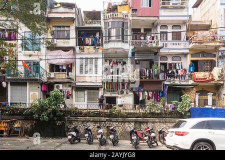 Vietnam-Apartmentgebäude - Wohnhaus in Hanoi, Vietnam, Südost-Asien. Stockfoto