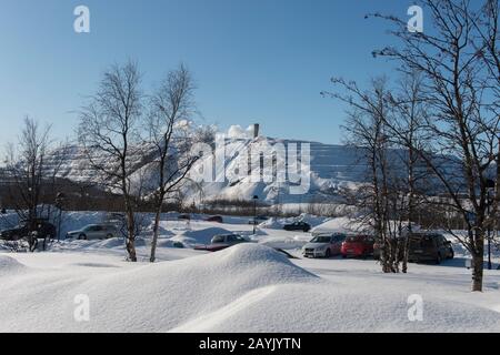 Blick auf die Eisenerzmine Kirunavaara, die das Stadtzentrum von Kiruna im schwedischen Lappland, Nordschweden, untergräbt. Stockfoto