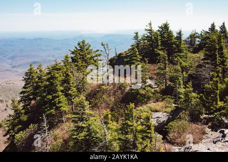 Schöne, majestätische Aussichten können von vielen Aussichtspunkten im Grandfather Mountain State Park genossen werden. Stockfoto