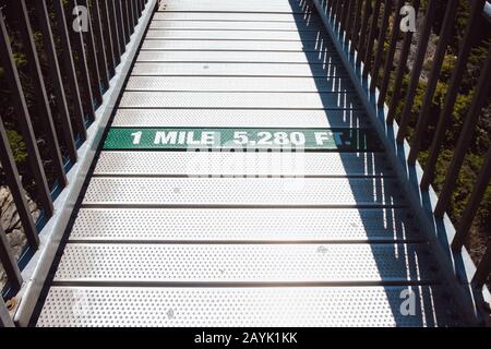 Die Mile High Swinging Bridge ist eine beliebte Attraktion am Grandfather Mountain in der Nähe von Linville, North Carolina. Stockfoto