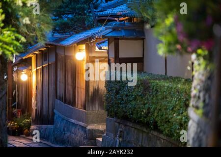 Traditionelle japanische Architektur in der Nacht Stockfoto