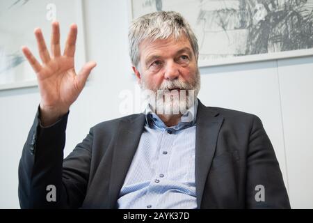 Geislingen An Der Steige, Deutschland. Februar 2020. Heiner Sämann, Schulleiter des Michelberger Gymnaiums, hatte im vergangenen Jahr bei einem Gespräch mit der dpa Nach der Sanierung der Schule Mängel festgestellt. Kultusminister Eisenmann (CDU) setzt sich nun für den Erhalt der Schule ein. Kredit: Tom Weller / dpa / Alamy Live News Stockfoto