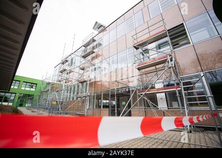 Geislingen An Der Steige, Deutschland. Februar 2020. Absperrband hängt vor dem Michelberger Gymnasium, die Fassade ist mit Gerüsten verkleidet. Nach der Sanierung der Schule hatten Experten im vergangenen Jahr Mängel festgestellt. Kultusminister Eisenmann (CDU) setzt sich nun für den Erhalt der Schule ein. Kredit: Tom Weller / dpa / Alamy Live News Stockfoto