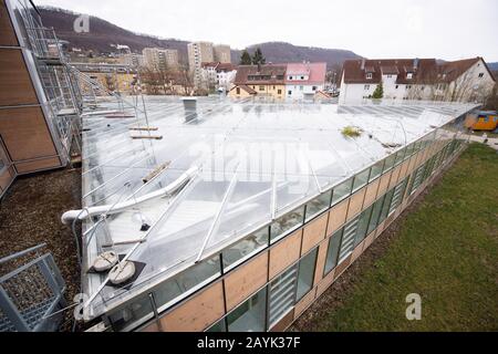 Geislingen An Der Steige, Deutschland. Februar 2020. Ein Teil des Michelberg-Gymnasiums muss wegen Einsturzgefahr und undichtem Glasdach geschlossen werden. Nach der Sanierung der Schule hatten Experten im vergangenen Jahr Mängel festgestellt. Kultusminister Eisenmann (CDU) setzt sich nun für den Erhalt der Schule ein. Kredit: Tom Weller / dpa / Alamy Live News Stockfoto